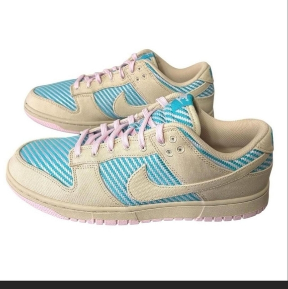 Nike Sneakers in Beige and Teal - Picture 2 of 4